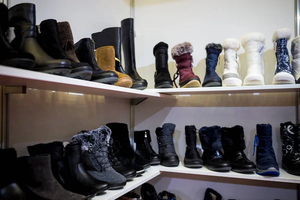 Zapatos de mujer y hombre en una tienda — Foto de Stock