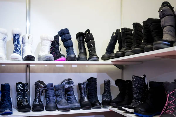 Zapatos de mujer y hombre en una tienda — Foto de Stock