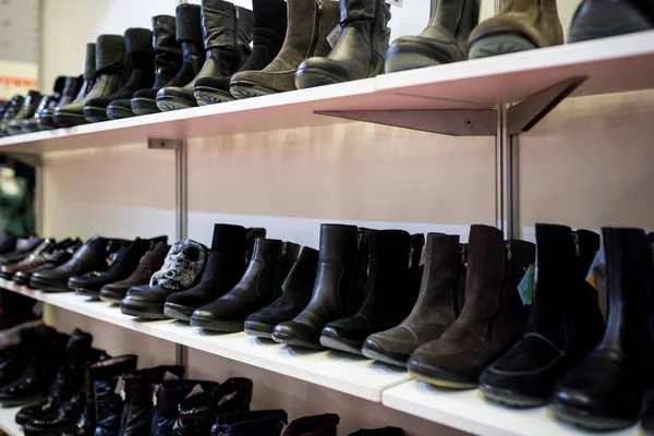 Zapatos de mujer y hombre en una tienda — Foto de Stock