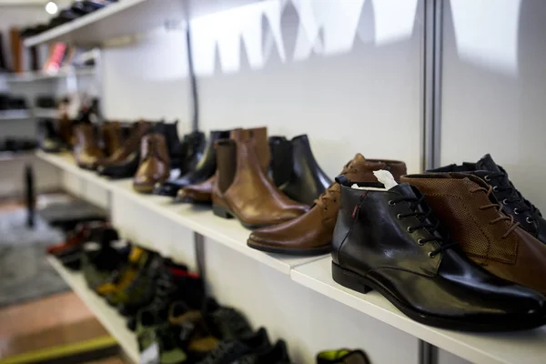 Bir mağazada kadın ve erkek ayakkabı