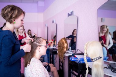 Minsk, Beyaz Rusya - 1 Ağustos 2017: Genç gülümseyen neşeli pozitif