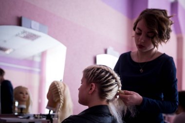 Minsk, Beyaz Rusya - 1 Ağustos 2017: Genç gülümseyen neşeli pozitif