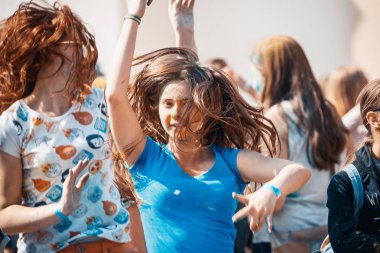 Minsk, Beyaz Rusya - 28 Haziran 2017: dans ve d kutluyor insanlar