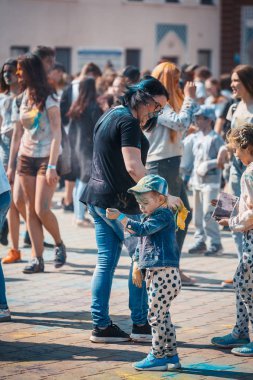 Minsk, Beyaz Rusya - 28 Haziran 2017: dans ve d kutluyor insanlar