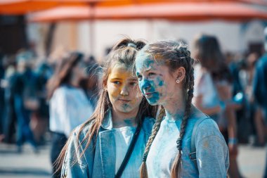 Minsk, Beyaz Rusya - 28 Haziran 2017: dans ve d kutluyor insanlar