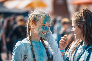 Minsk, Beyaz Rusya - 28 Haziran 2017: dans ve d kutluyor insanlar