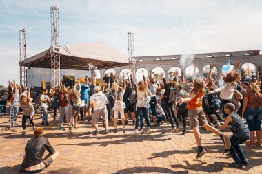 Minsk, Beyaz Rusya - 28 Haziran 2017: dans ve d kutluyor insanlar