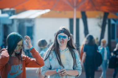 Minsk, Beyaz Rusya - 28 Haziran 2017: dans ve d kutluyor insanlar