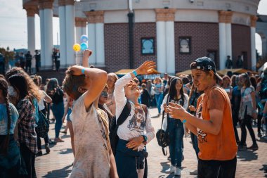 Minsk, Beyaz Rusya - 28 Haziran 2017: dans ve d kutluyor insanlar
