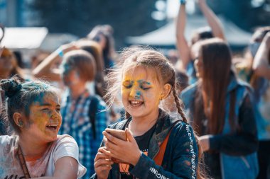 Minsk, Beyaz Rusya - 28 Haziran 2017: dans ve d kutluyor insanlar