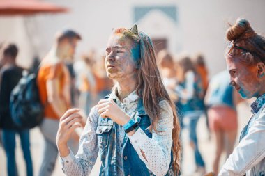 Minsk, Beyaz Rusya - 28 Haziran 2017: dans ve d kutluyor insanlar