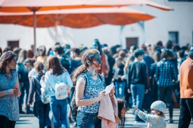 Minsk, Beyaz Rusya - 28 Haziran 2017: dans ve d kutluyor insanlar