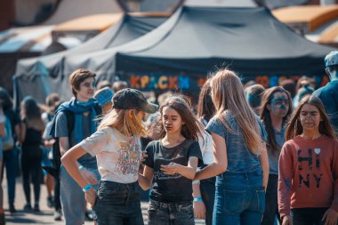 Minsk, Beyaz Rusya - 28 Haziran 2017: dans ve d kutluyor insanlar