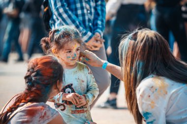 Minsk, Beyaz Rusya - 28 Haziran 2017: dans ve d kutluyor insanlar