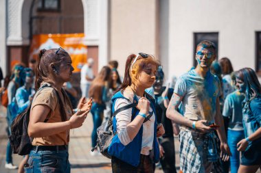 Minsk, Beyaz Rusya - 28 Haziran 2017: dans ve d kutluyor insanlar