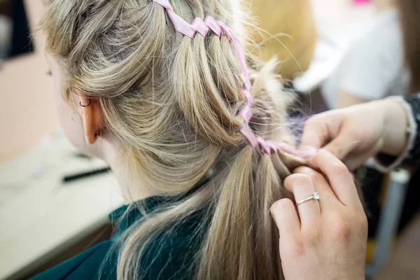 Genç gülümseyen neşeli pozitif Kuaför kadın haircu için mu — Stok fotoğraf