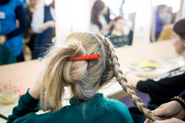 Giovane sorridente allegro parrucchiere positivo fa alla donna haircu — Foto Stock
