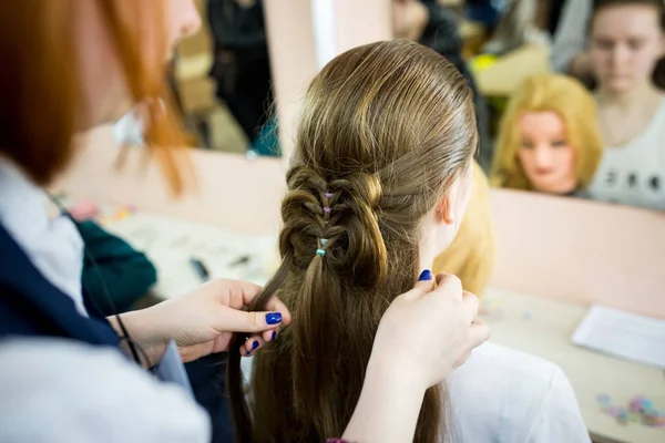 Giovane sorridente allegro parrucchiere positivo fa alla donna haircu — Foto Stock