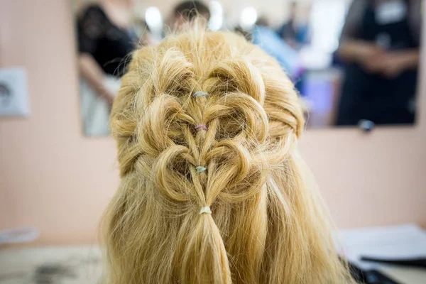 Giovane sorridente allegro parrucchiere positivo fa alla donna haircu — Foto Stock