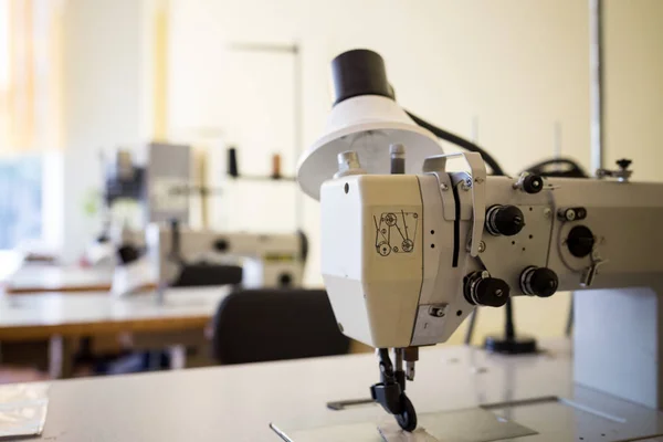 Fila de la máquina de coser en la fabricación de la industria de fábrica, industria —  Fotos de Stock