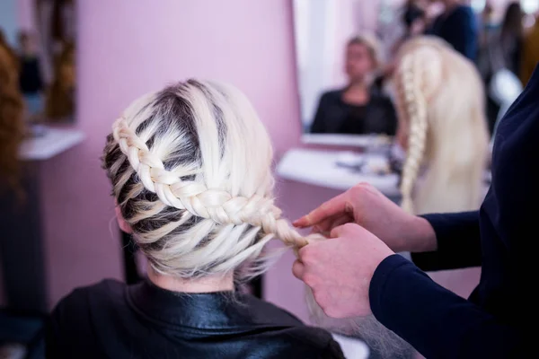 Genç gülümseyen neşeli pozitif Kuaför kadın haircu için mu — Stok fotoğraf