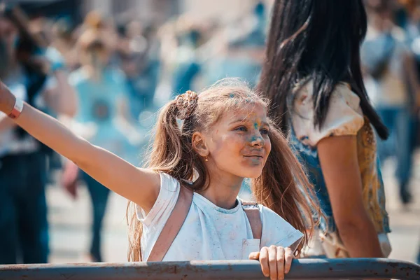 Minsk, Bielorrusia - 28 de junio de 2017: La gente baila y celebra —  Fotos de Stock