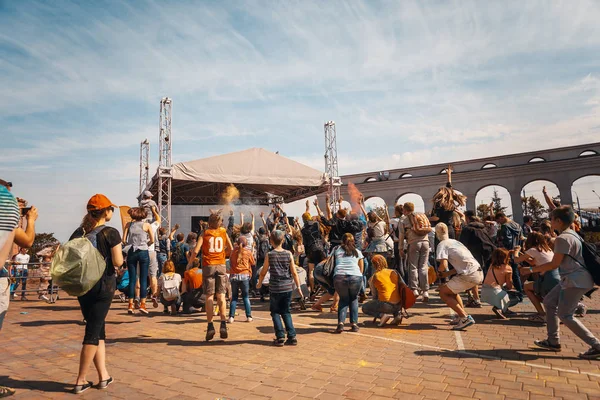 Minsk, Bielorrusia - 28 de junio de 2017: La gente baila y celebra — Foto de Stock