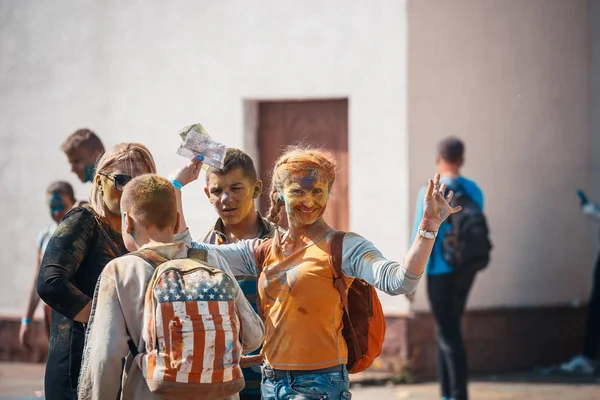 Minsk, Bielorrússia - 28 de junho de 2017: Pessoas dançando e celebrando d — Fotografia de Stock