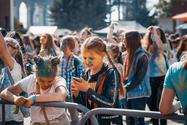 Minsk, Bielorrússia - 28 de junho de 2017: Pessoas dançando e celebrando d — Fotografia de Stock