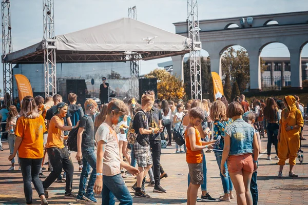 Minsk, Bielorrusia - 28 de junio de 2017: La gente baila y celebra — Foto de Stock
