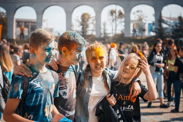 Minsk, Bielorrússia - 28 de junho de 2017: Pessoas dançando e celebrando d — Fotografia de Stock