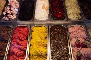 Farklı türleri ve İtalyan doğal gelato lezzetleri ile kutuları 
