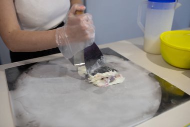 Tay haddelenmiş dondurma sokak piyasada kızarmış