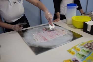 Tay haddelenmiş dondurma sokak piyasada kızarmış