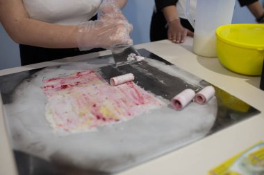 Tay haddelenmiş dondurma sokak piyasada kızarmış