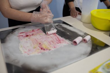 Tay haddelenmiş dondurma sokak piyasada kızarmış