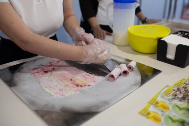 Tay haddelenmiş dondurma sokak piyasada kızarmış