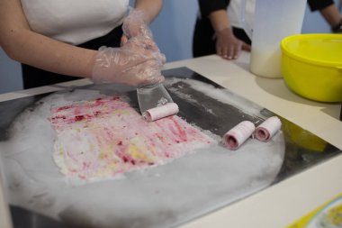 Tay haddelenmiş dondurma sokak piyasada kızarmış