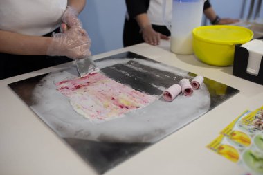 Tay haddelenmiş dondurma sokak piyasada kızarmış