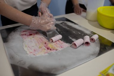 Tay haddelenmiş dondurma sokak piyasada kızarmış