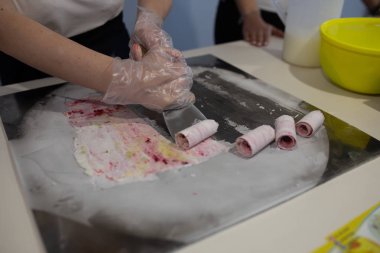 Tay haddelenmiş dondurma sokak piyasada kızarmış