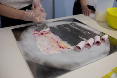 Tay haddelenmiş dondurma sokak piyasada kızarmış