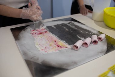 Tay haddelenmiş dondurma sokak piyasada kızarmış