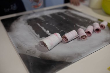 Tay haddelenmiş dondurma sokak piyasada kızarmış