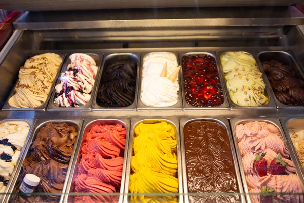 Caixas com diferentes tipos e gostos de gelato natural italiano — Fotografia de Stock