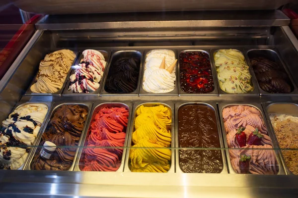 Cajas con diferentes tipos y gustos de gelato natural italiano — Foto de Stock