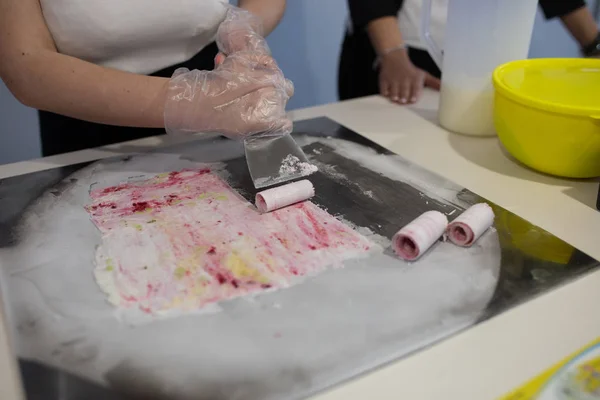 Tay haddelenmiş dondurma sokak piyasada kızarmış