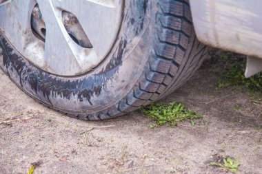 Yeşil çim parça ile lastik