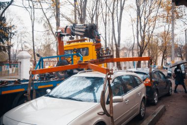 Şehrin yanlış park edilmiş bir arabada boşaltılmasında
