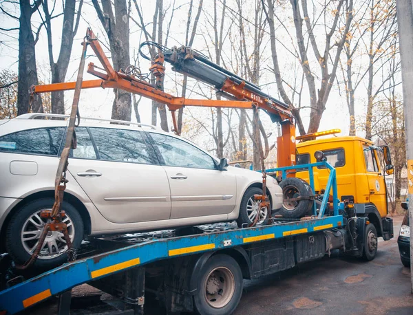 Şehrin yanlış park edilmiş bir arabada boşaltılmasında